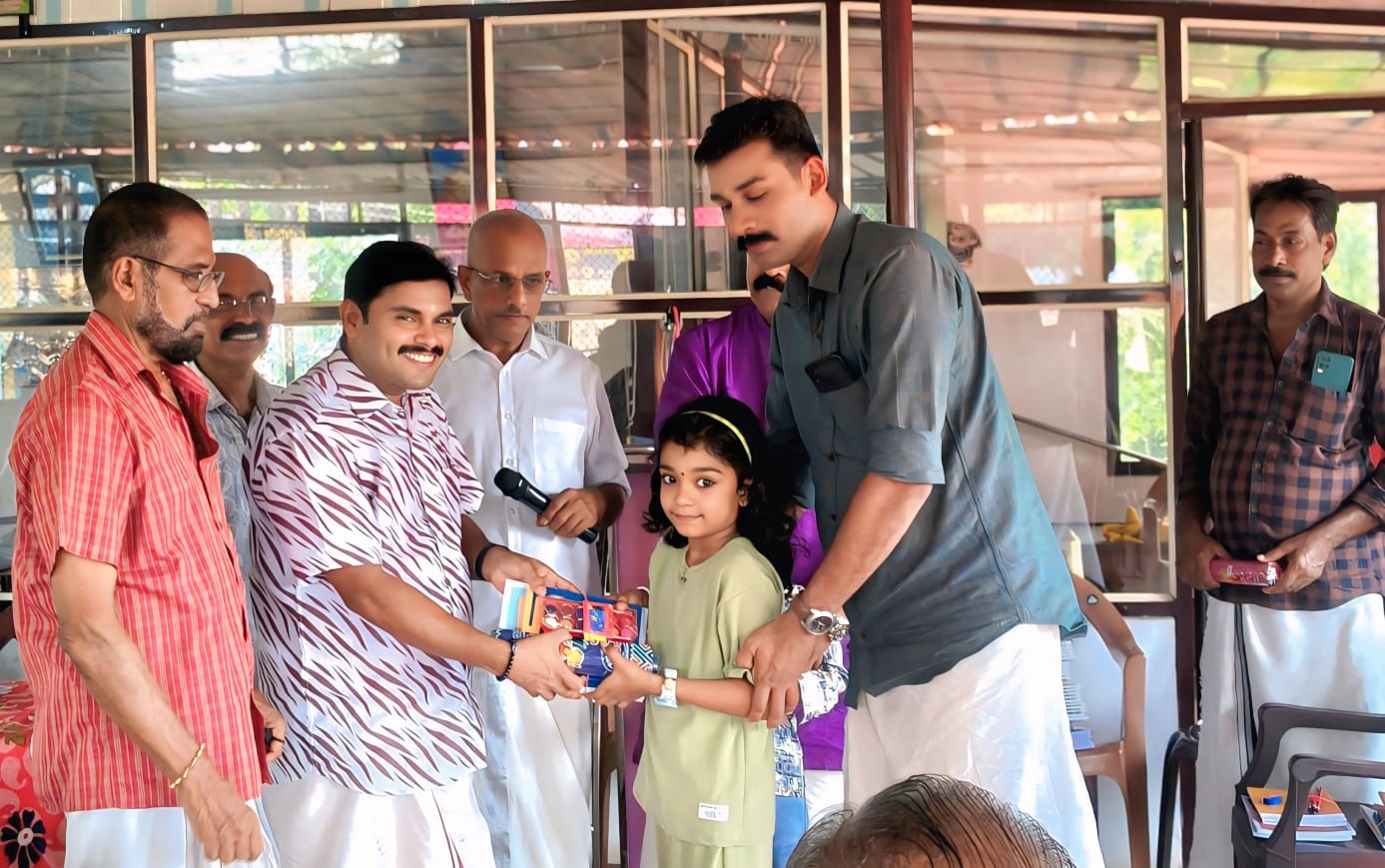 ഉമയാറ്റുകര എൻ എസ് എസ് കരയോഗത്തിൻ്റെ നേതൃത്വത്തിൽ പഠനോപകരണവിതരണം നടത്തി
